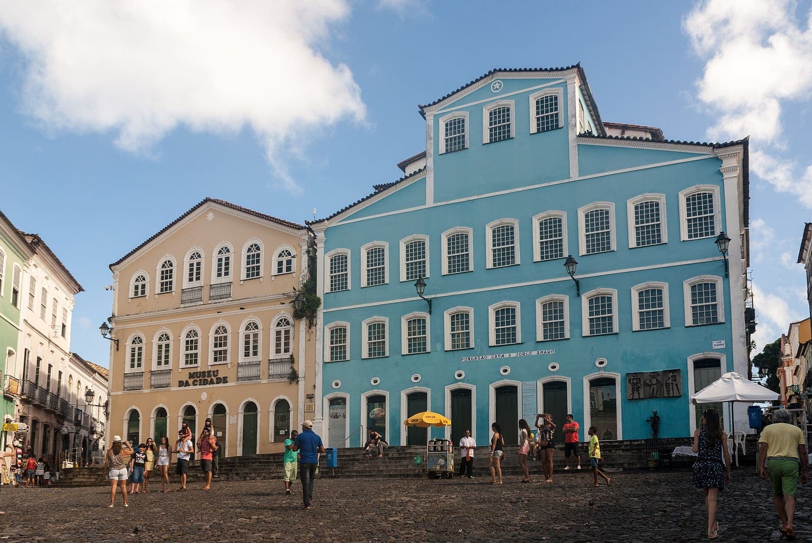 Casarões coloniais do Largo do Pelourinho, no centro histórico de Salvador, Bahia