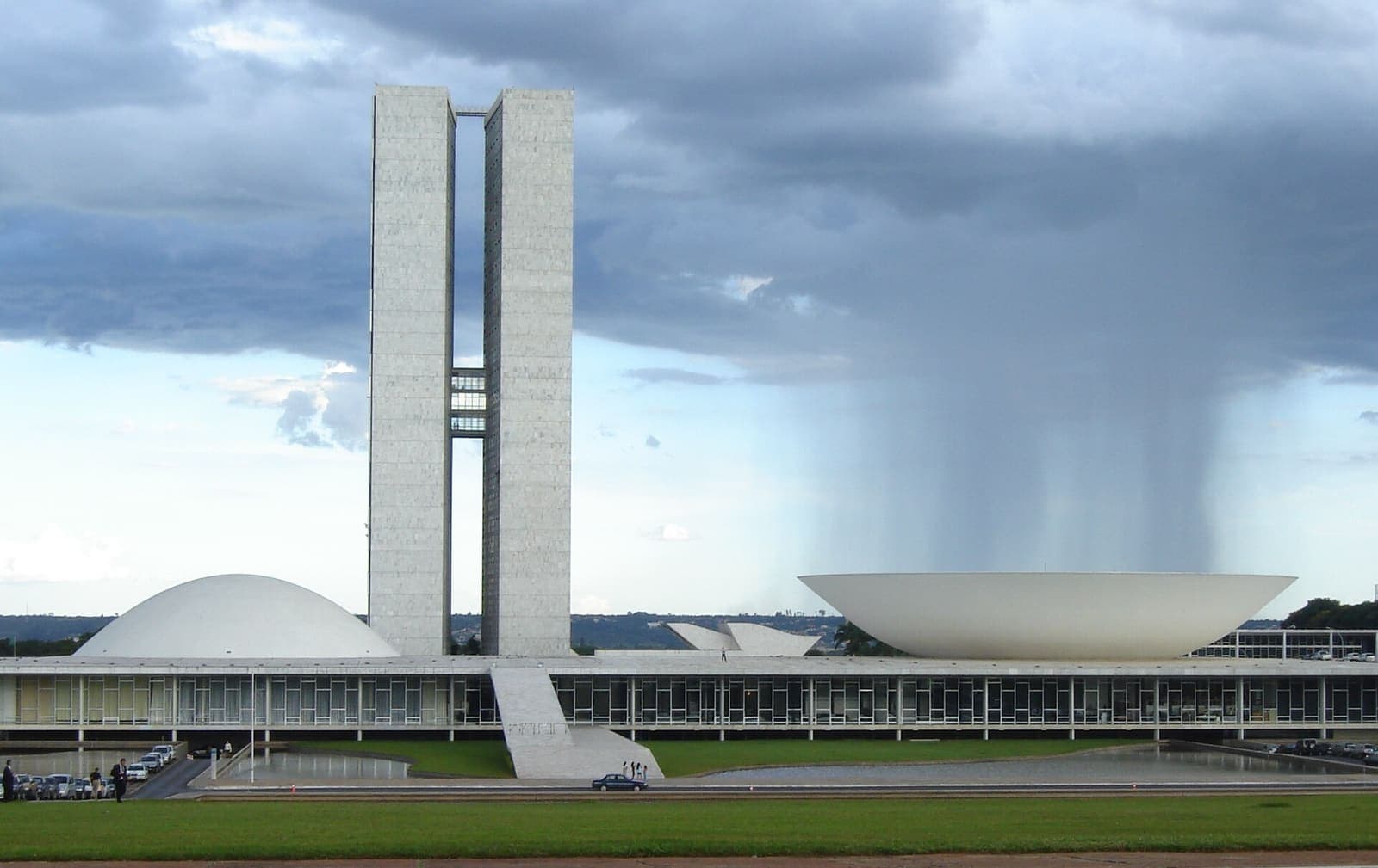 Palácio do Congresso Nacional, em Brasília, com chuva ao fundo