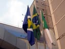 Bandeiras do Brasil, de Mato Grosso e de Cuiabá hasteadas