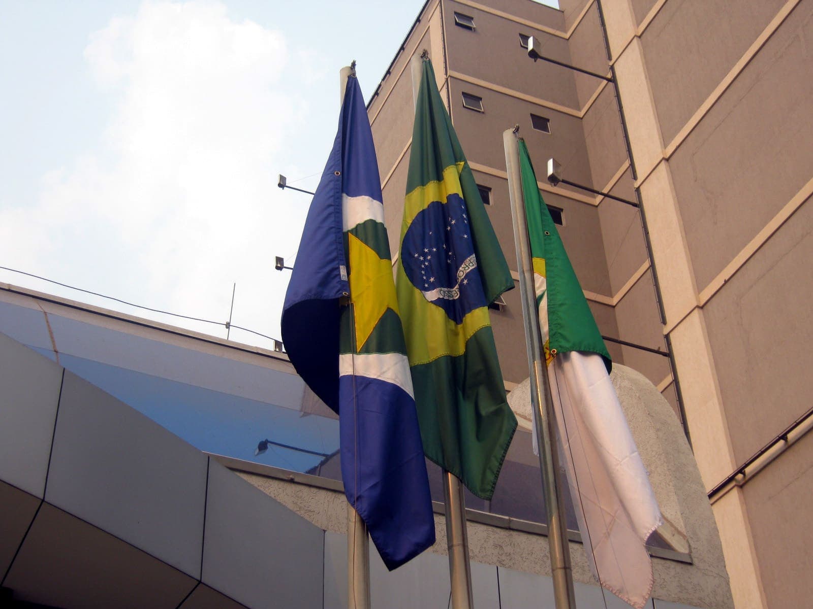 Bandeiras do Brasil, de Mato Grosso e de Cuiabá hasteadas