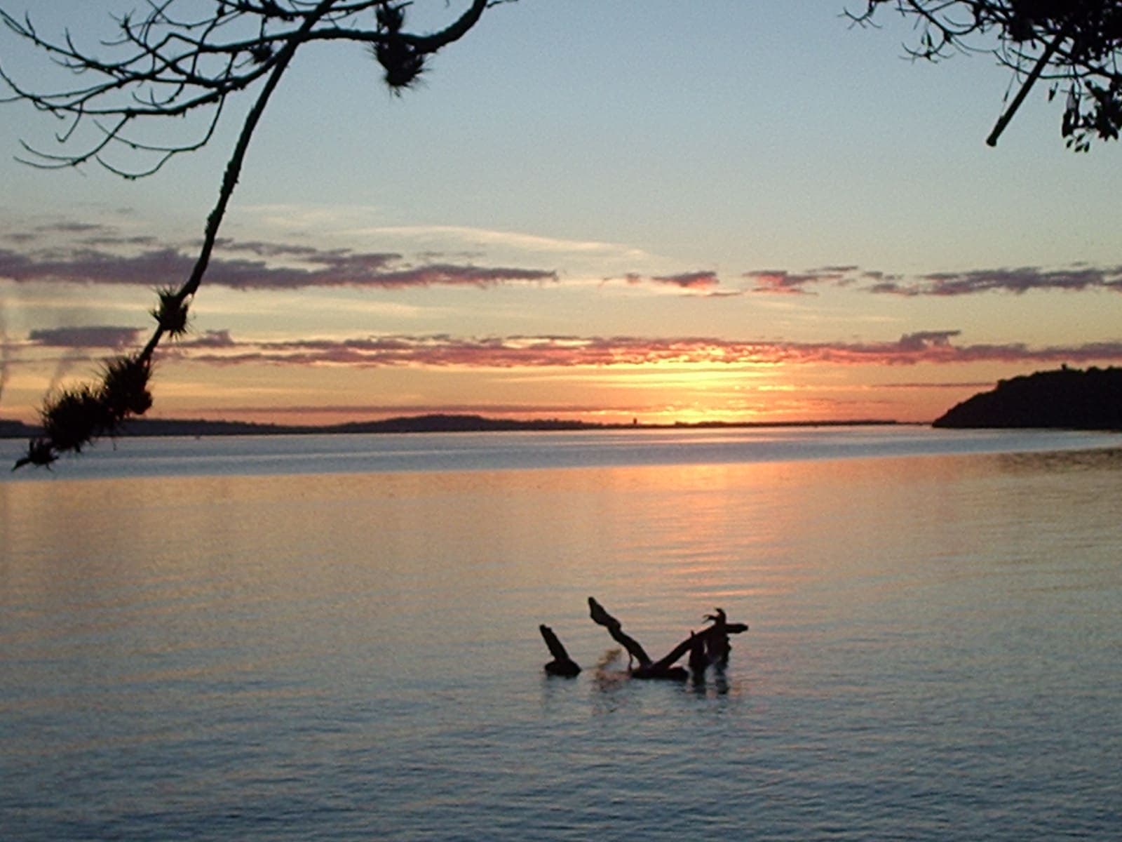 Pôr do sol no Guaíba visto da praia de Ipanema, em Porto Alegre, Rio Grande do Sul