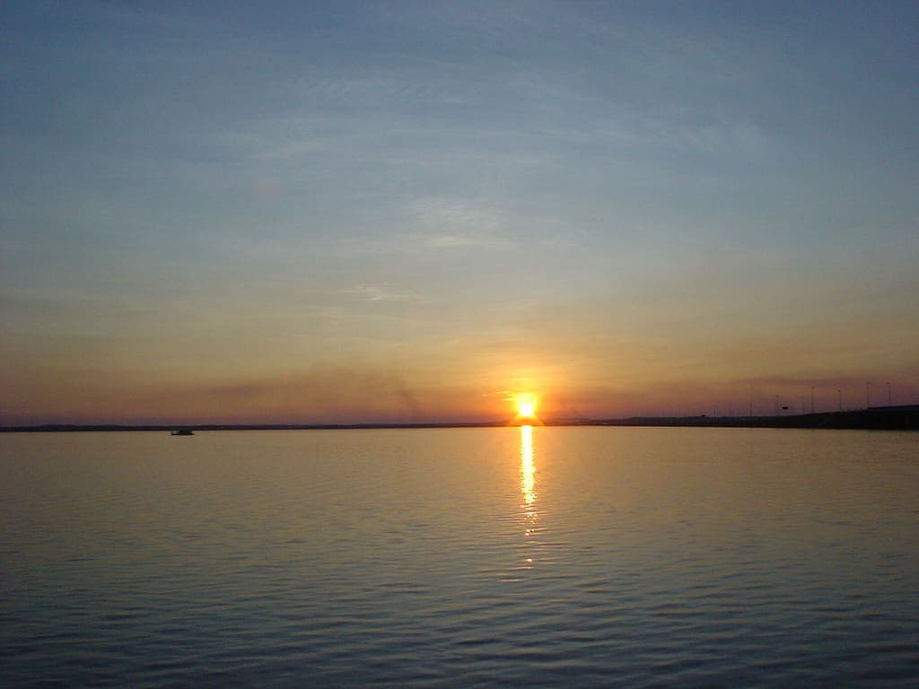 Pôr do sol sobre o lago em Palmas, Tocantins