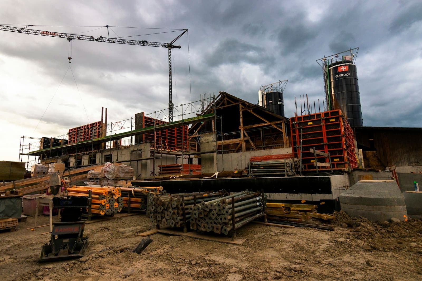 Canteiro de obras com guindaste e estrutura de concreto em construção