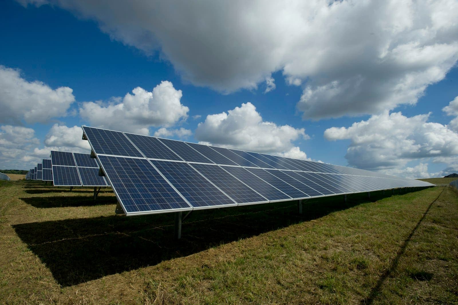Painéis solares em um campo gramado
