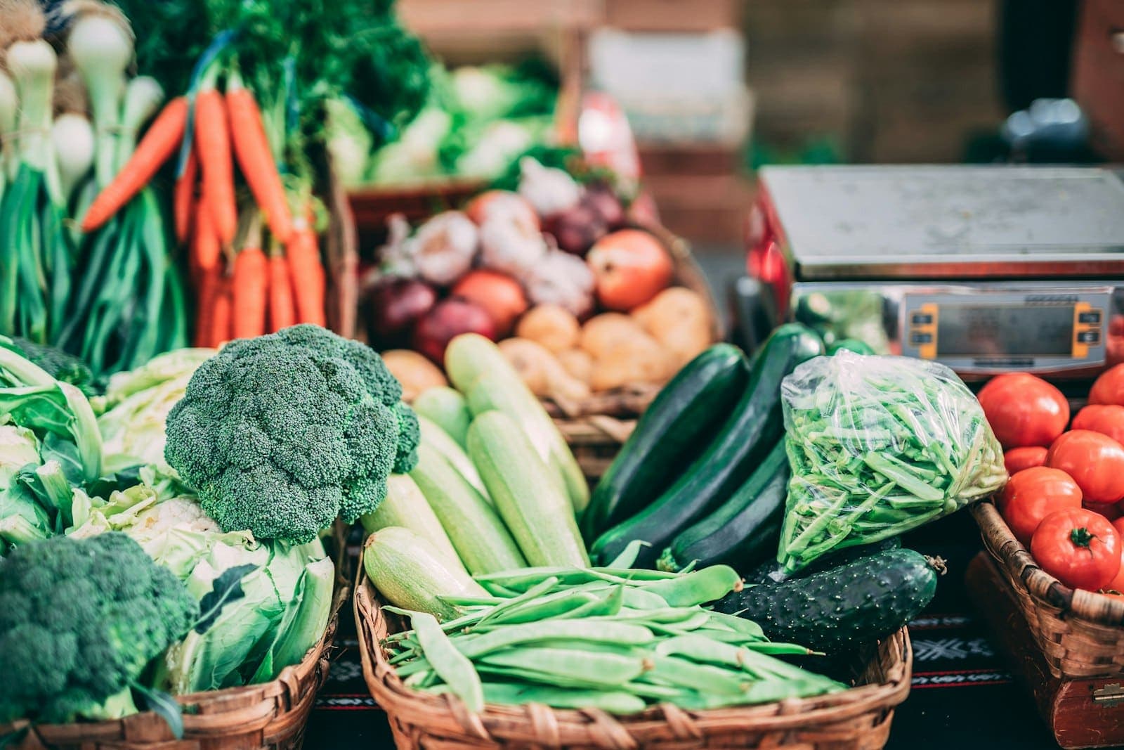 Cestos com legumes e verduras frescos em uma feira