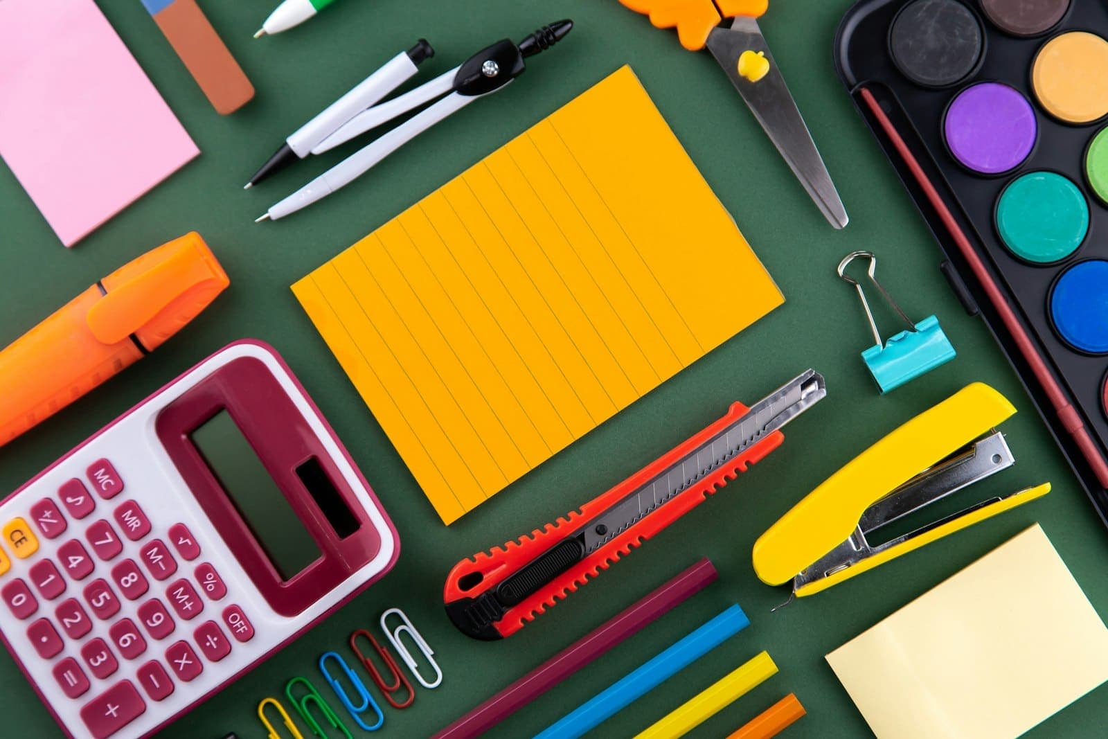 Material de escritório: calculadora, tesoura, grampeador e bloco de notas