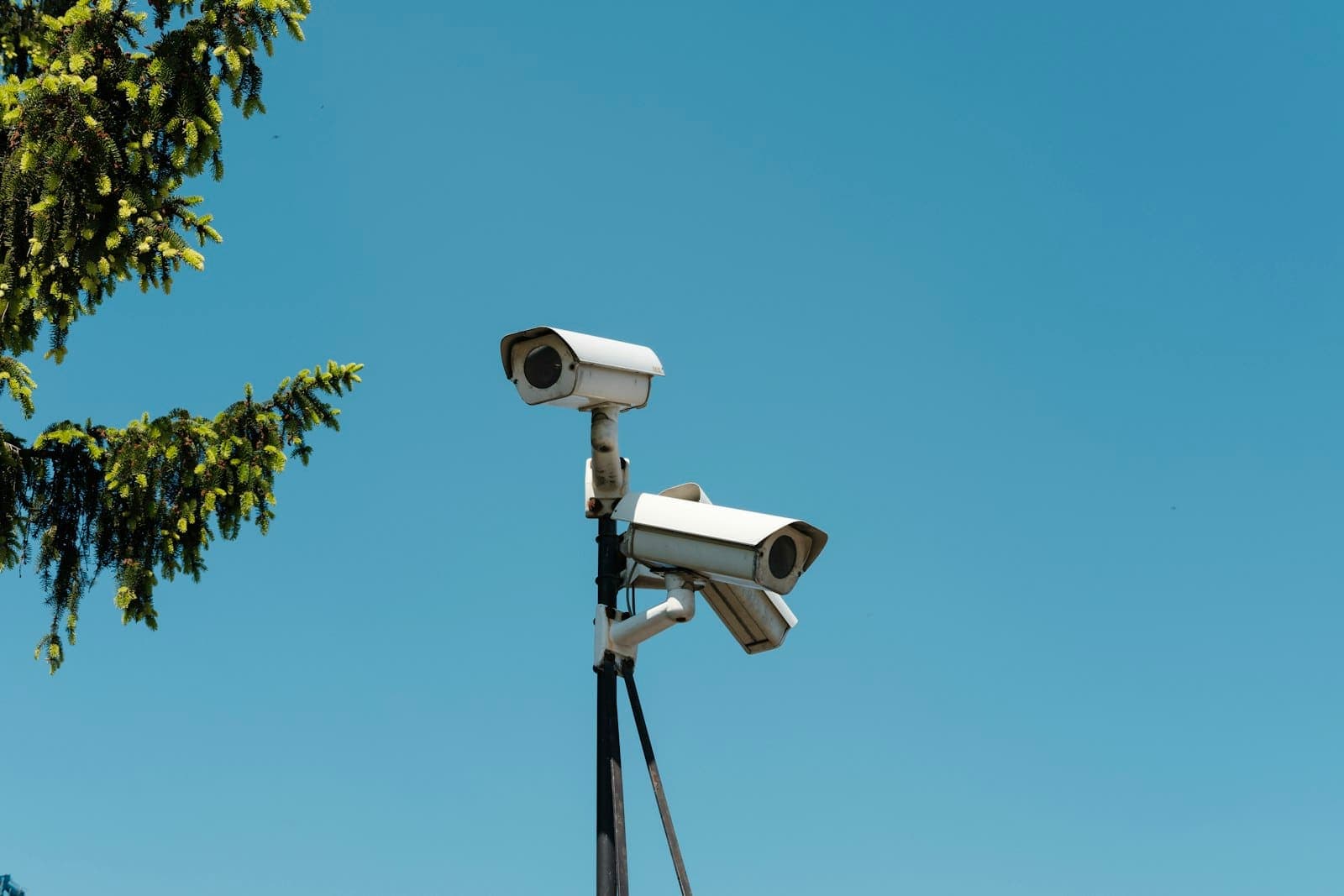 Duas câmeras de segurança instaladas em um poste