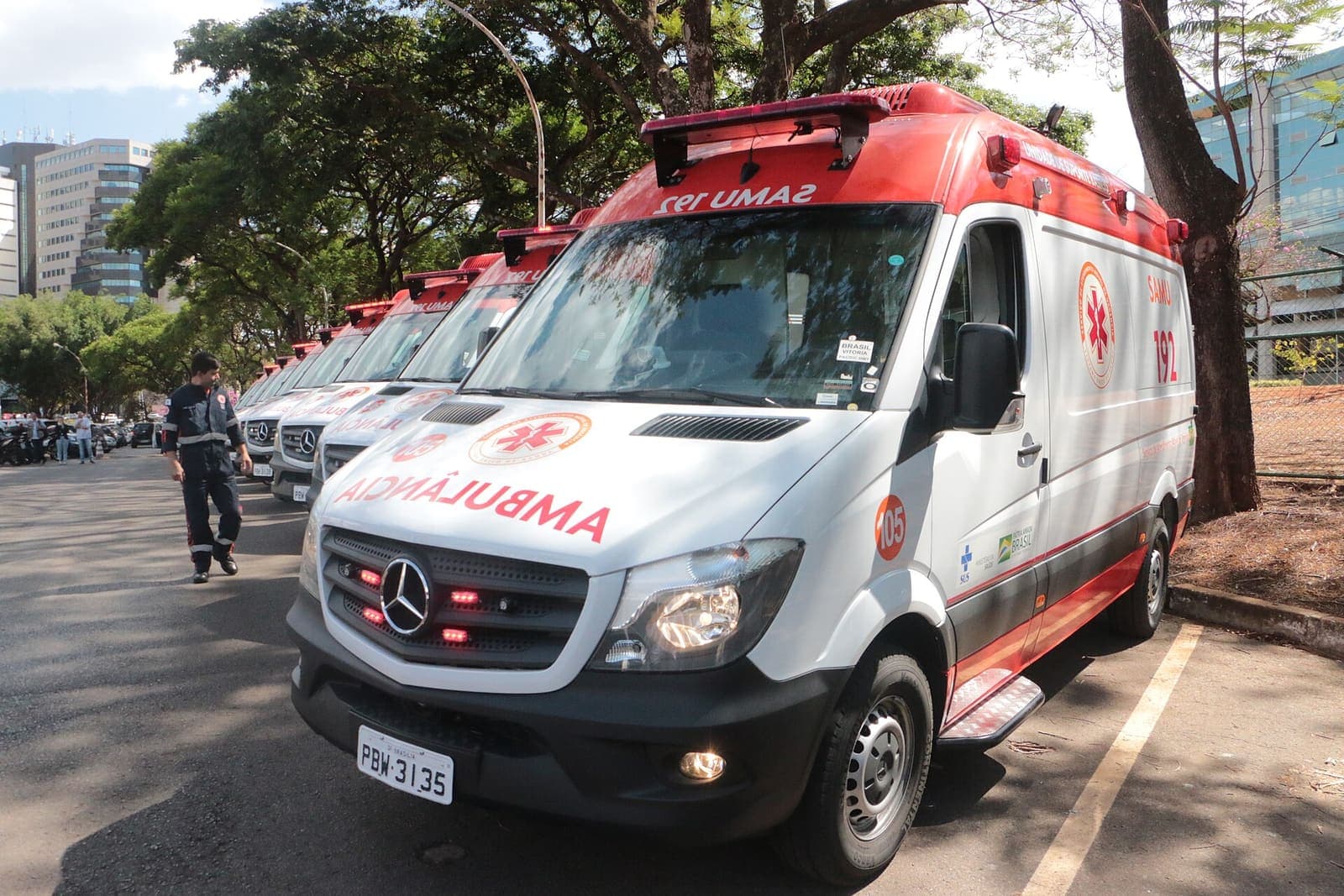 Ambulâncias novas do SAMU enfileiradas durante a renovação da frota no Distrito Federal