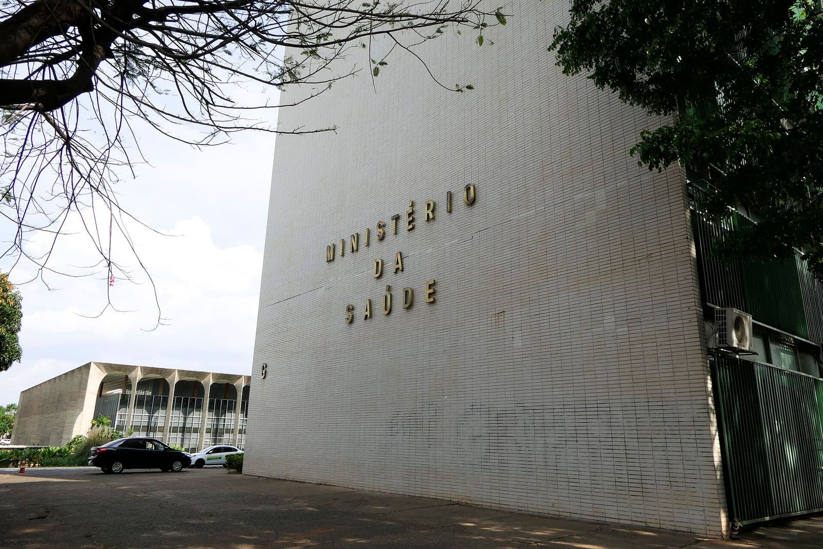 Fachada do bloco G da Esplanada dos Ministérios, sede do Ministério da Saúde, em Brasília